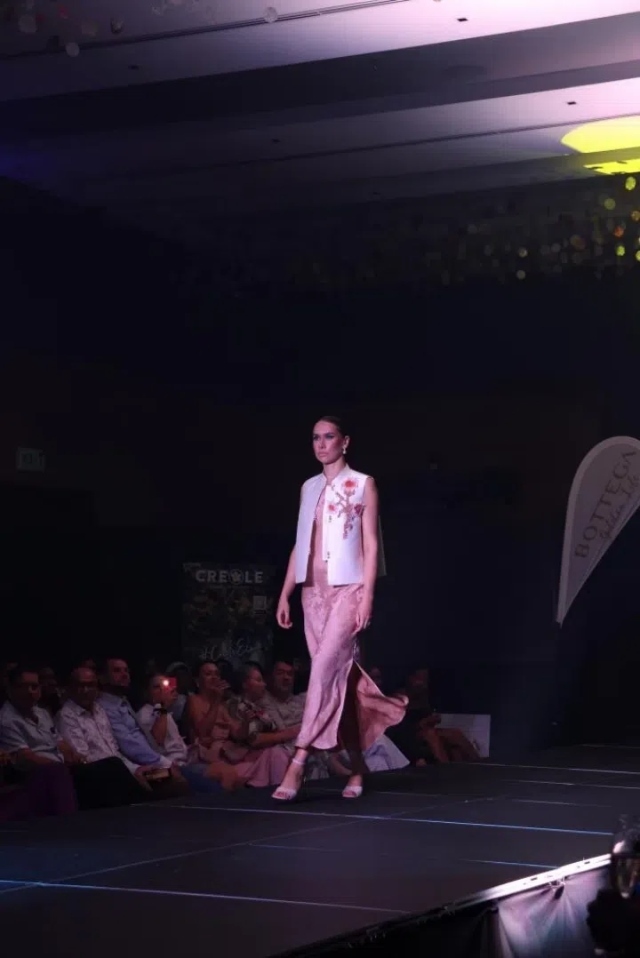 模特展示新中式禮服。顏李芳攝