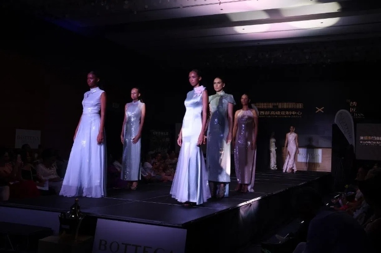 模特展示新中式禮服。顏李芳攝