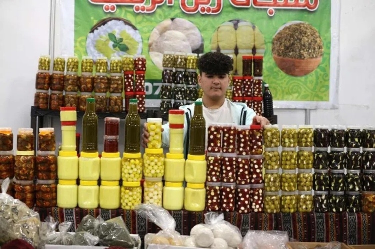 一名展商在展示各式各樣的橄欖制品。納達爾·達烏德攝