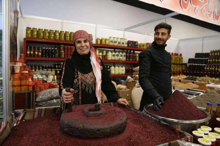 制作辣椒末的當?shù)貗D女。納達爾·達烏德攝