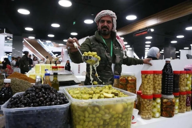 一位展商展示腌橄欖。納達爾·達烏德攝