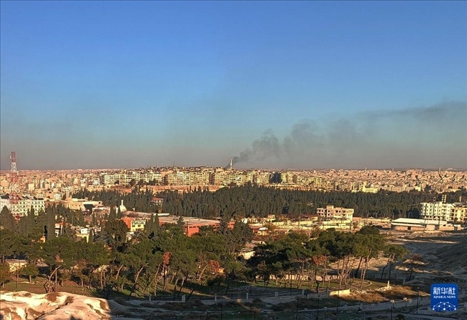 12月1日，敘利亞北部城市阿勒頗升起滾滾濃煙（手機照片）。新華社發(fā)