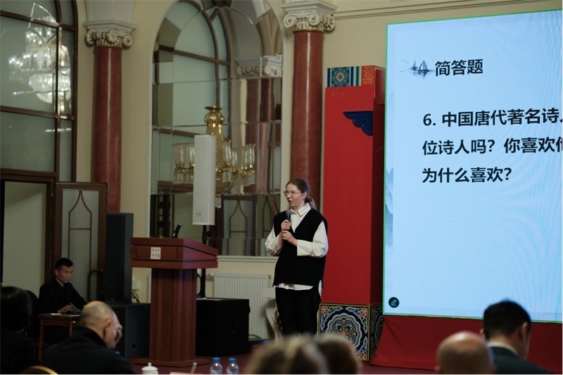 參賽選手現(xiàn)場(chǎng)答題。 俄羅斯國(guó)立人文大學(xué)孔子學(xué)院供圖