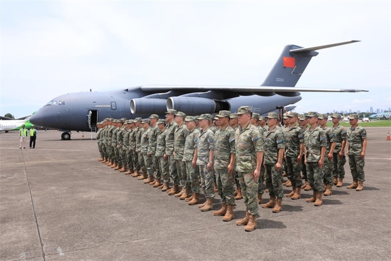 中方參演部隊搭乘運—20運輸機飛抵印尼國民軍空軍哈利姆機場。 龔勝祥攝