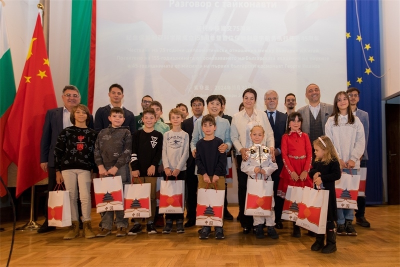 為保加利亞青少年頒發(fā)獎品。中國駐保加利亞大使館供圖
