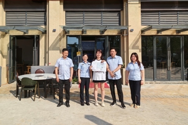 當(dāng)?shù)毓ぷ魅藛T上門(mén)為經(jīng)營(yíng)者送來(lái)了證件。蒼溪縣行政審批和數(shù)據(jù)局供圖