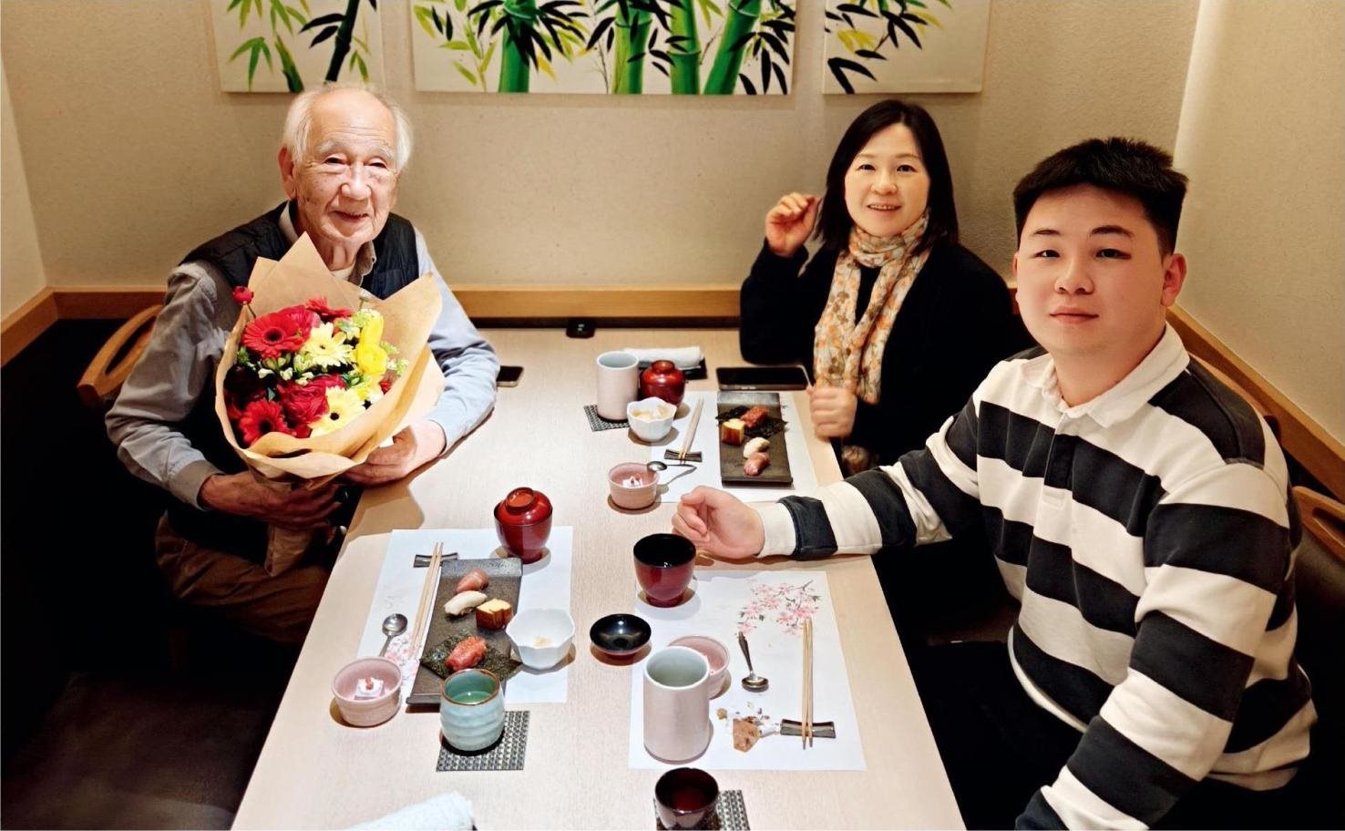 佐佐木俊一與彭林（中）、彭俊霖（右）在一起。