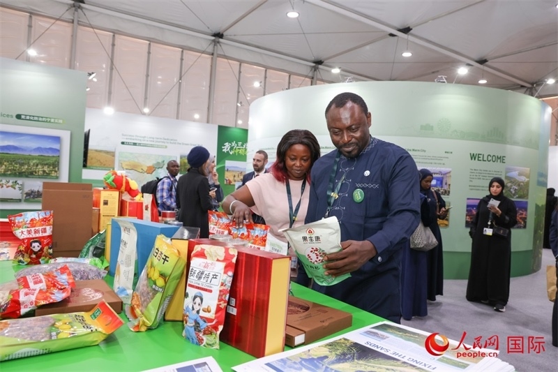 嘉賓了解中國館展示產(chǎn)品。人民網(wǎng)記者任皓宇攝