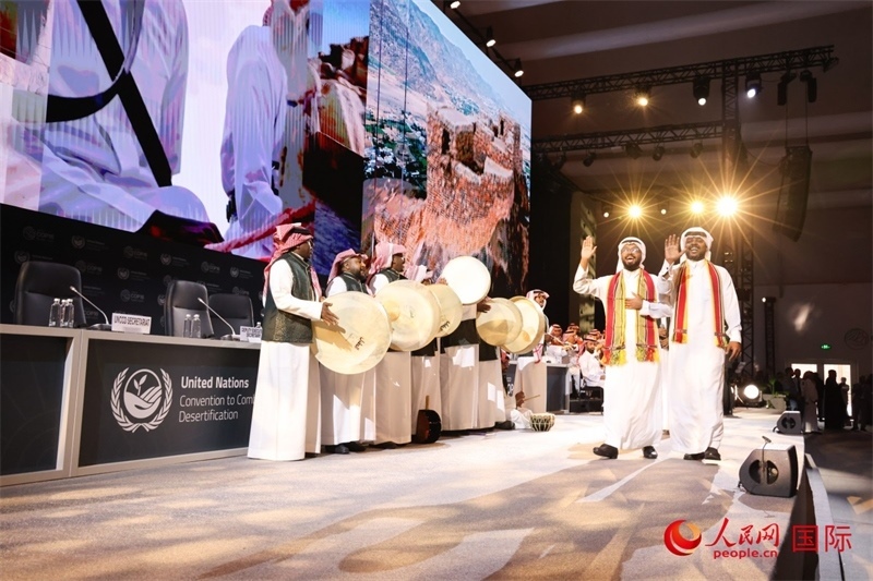 《聯(lián)合國防治荒漠化公約》第十六次締約方大會(huì)2日開幕。圖為開幕式表演。人民網(wǎng)記者任皓宇攝