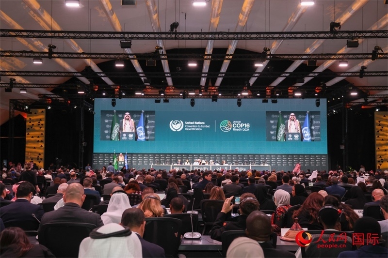 《聯(lián)合國防治荒漠化公約》第十六次締約方大會(huì)2日開幕。圖為開幕式現(xiàn)場。人民網(wǎng)記者任皓宇攝