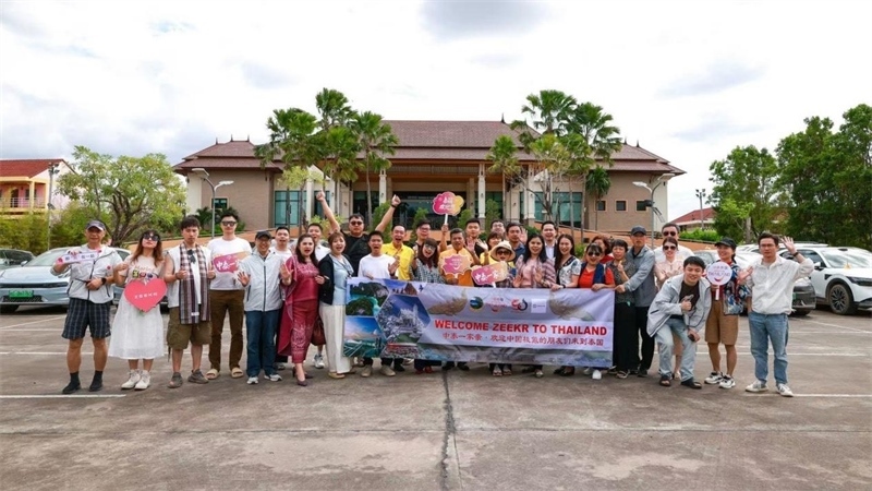 參與活動(dòng)的中國(guó)游客與當(dāng)?shù)靥﹪?guó)人合影?；顒?dòng)主辦方供圖