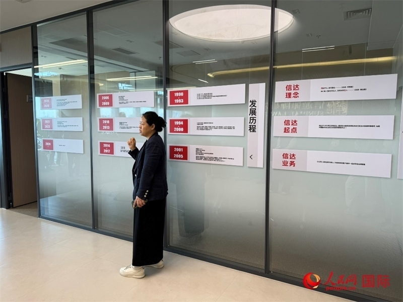 魏天慧律師在介紹廣東信達(dá)律師事務(wù)所。人民網(wǎng) 宋歌攝