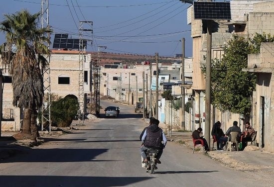 這是12月1日拍攝的敘利亞哈馬省北部一處城鎮(zhèn)街道。新華社發(fā)