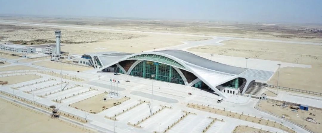 今年10月正式竣工的巴基斯坦瓜達爾新國際機場是中巴經(jīng)濟走廊建設(shè)進一步走向深入的重要標志，有力推動中巴經(jīng)濟走廊建設(shè)成為高質(zhì)量共建“一帶一路”的示范性項目。圖為瓜達爾新國際機場。艾哈邁德·卡邁勒 攝（新華社發(fā)）