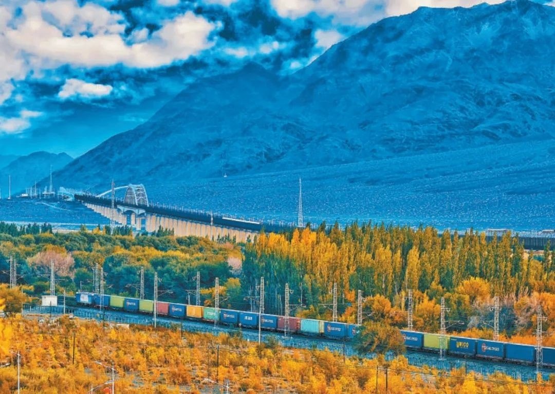 2013年，隨著共建“一帶一路”倡議提出，中歐班列應(yīng)運而生。今年11月20日，第十萬列中歐班列正式出境。截至目前，中歐班列累計運送貨物超1100萬標箱、貨值超4200億美元，貨物品類達53大類5萬余種。圖為中歐班列行駛在新疆烏魯木齊達坂城濕地。擺風(fēng)亮 攝（新華社發(fā)）