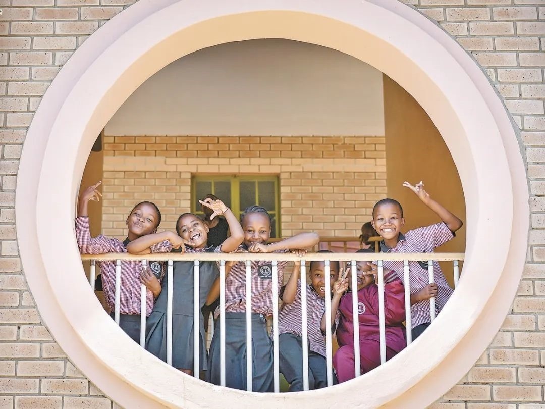 位于博茨瓦納南部的莫帕尼小學(xué)是中國援建的現(xiàn)代化學(xué)校，當?shù)貎和慕逃龡l件因此得到改善。圖為莫帕尼小學(xué)課間休息的學(xué)生們。新華社記者 韓旭 攝