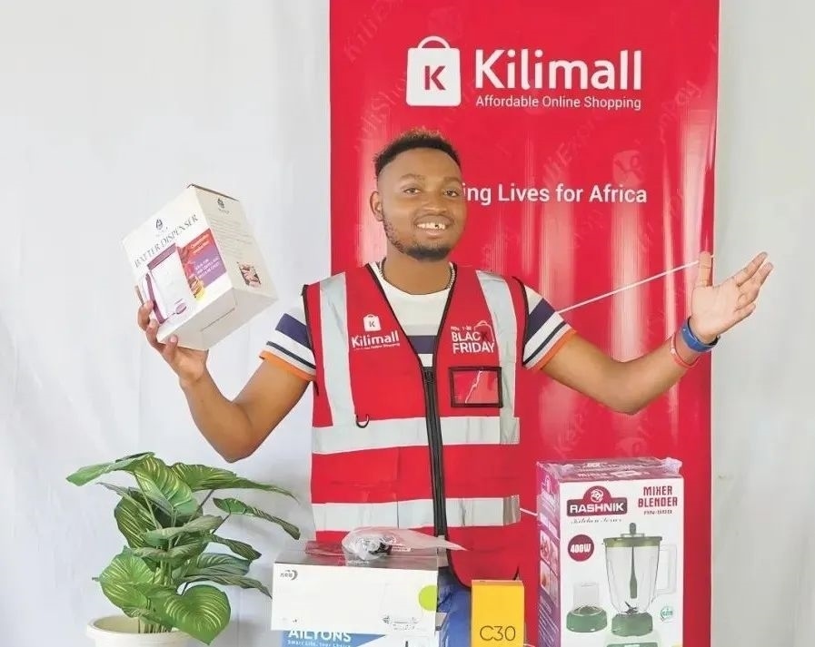 隨著“絲路電商”國際合作深入推進，共建“一帶一路”國家雙多邊數(shù)字貿(mào)易規(guī)則對接不斷強化。借助“絲路電商”合作機制，肯尼亞主播迪克森·恩甘加在當?shù)刂辈ж?。劉婉?攝（新華社發(fā)）