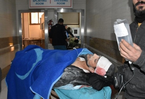 11月29日，在敘利亞阿勒頗，傷者被送往醫(yī)院接受治療。新華社發(fā)