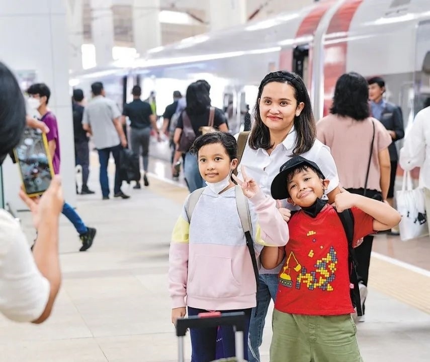 雅萬高鐵是我國在境外完成全過程勘察設(shè)計建設(shè)的首個高鐵項目，于去年10月17日正式開通運營，是中印尼共建“一帶一路”合作的典范。圖為乘客在和雅萬高鐵動車組合影留念。新華社記者 徐欽 攝