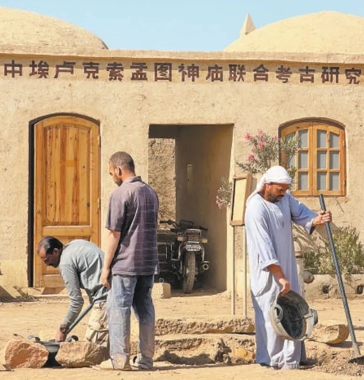 中埃（及）盧克索孟圖神廟聯(lián)合考古項目在考古發(fā)掘、文物保護等方面，不斷統(tǒng)一技術(shù)標準，互學(xué)互鑒理念方法，推動神廟實地景象和出土文物重現(xiàn)于世人面前。圖為工作人員在項目現(xiàn)場進行發(fā)掘清理工作。新華社記者 王東震 攝