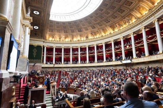 10月1日，法國(guó)總理巴尼耶在位于巴黎的法國(guó)國(guó)民議會(huì)發(fā)表演講。新華社發(fā)（杰克·陳攝）