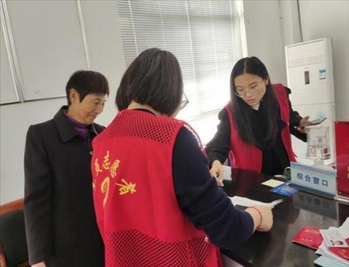 代辦人員為村民辦理醫(yī)保報銷。 圖片來源：江蘇南通啟東市數(shù)據(jù)局