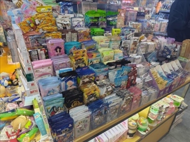 北京某文具店卡牌盲盒柜臺，未設相關提醒。人民網記者 黃鈺攝