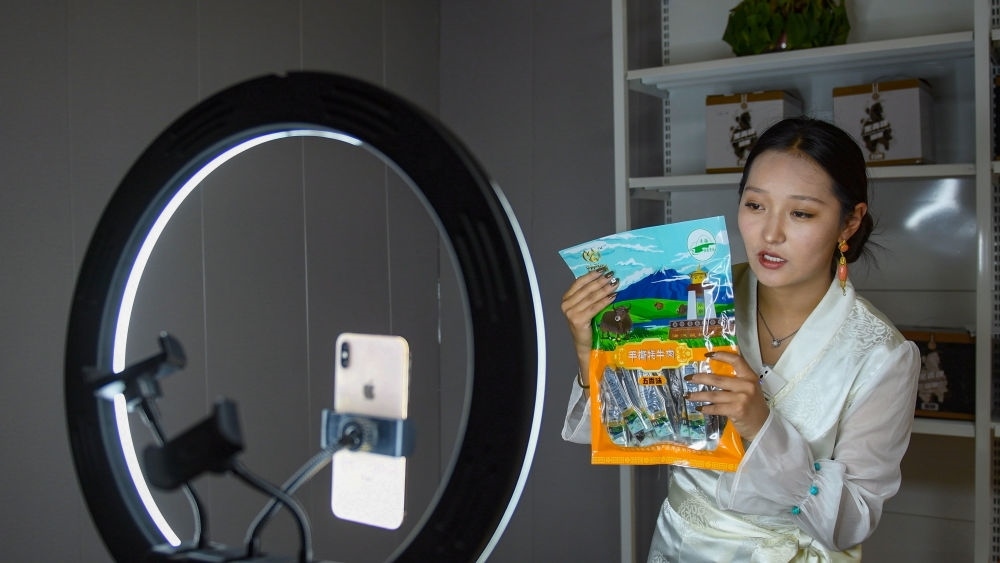 9月24日，果洛藏貢麻村村民多杰吉在進(jìn)行網(wǎng)絡(luò)帶貨直播。（潘彬彬 攝）