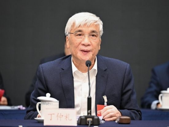 全國人大常委會副委員長、歐美同學(xué)會會長丁仲禮作工作報告