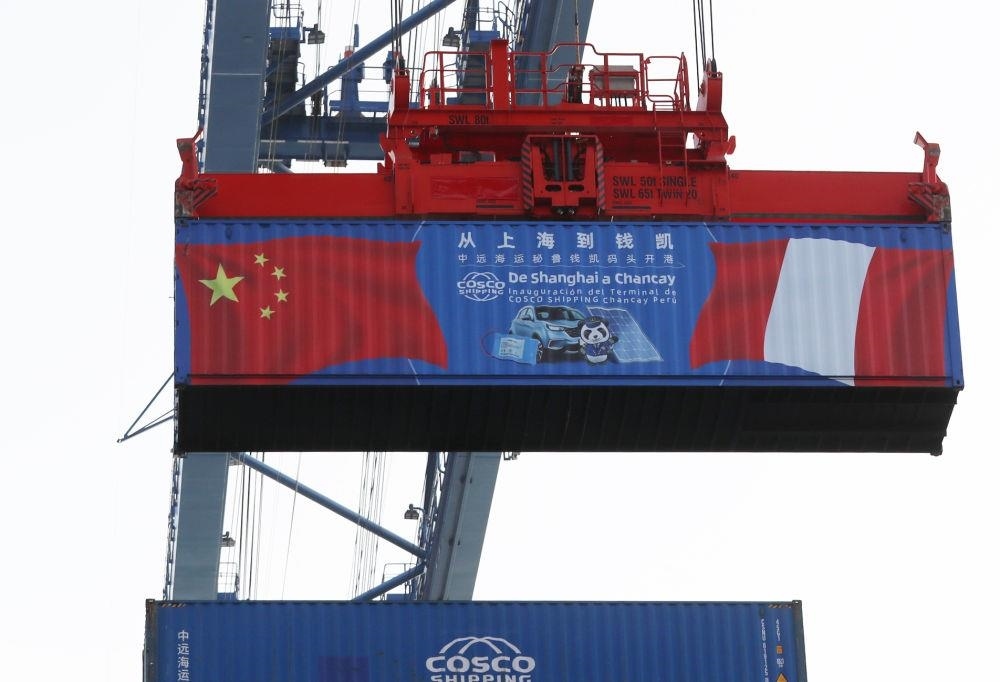 2024年11月14日，在秘魯首都利馬以北的錢(qián)凱港，岸邊智能化設(shè)備吊裝集裝箱。