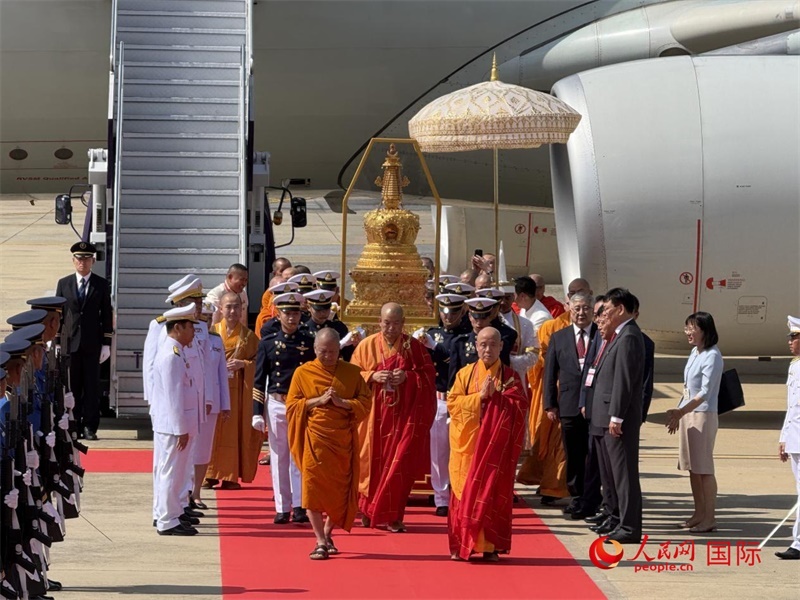 北京靈光寺佛牙舍利抵達(dá)泰國曼谷廊曼軍用機(jī)場。人民網(wǎng)記者章念生攝