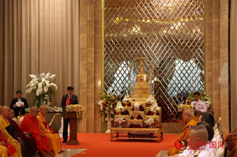 中泰兩國代表在曼谷廊曼軍用機(jī)場舉辦的迎請儀式上致辭。人民網(wǎng)記者楊一攝