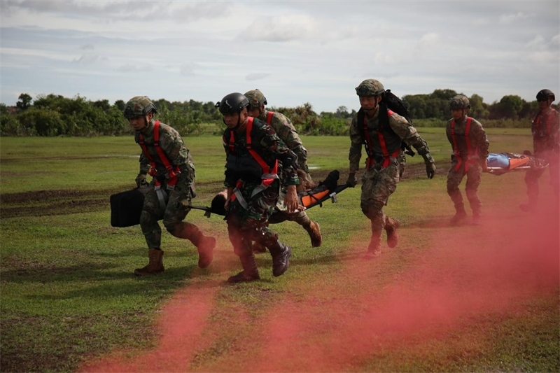 中印尼雙方空降兵隊員空降至指定地域后，迅速展開“傷病員”救治和轉(zhuǎn)移。段江山攝