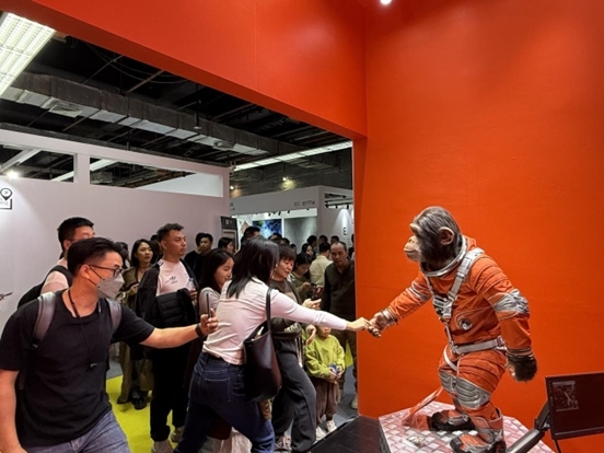 本土原創(chuàng)公司JIN ARTS帶領(lǐng)仿生機器人亮相廣州設(shè)計周11號館。（受訪者供圖）