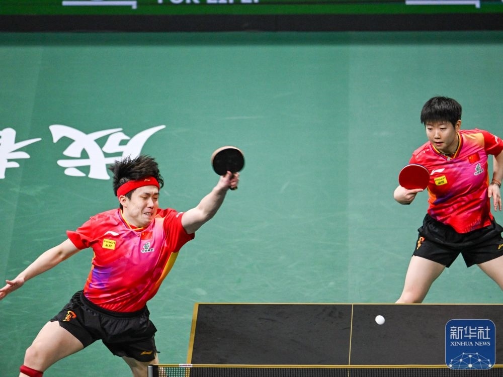 ↑中國隊組合王楚欽（左）/孫穎莎在混雙比賽中。新華社記者 王曦 攝