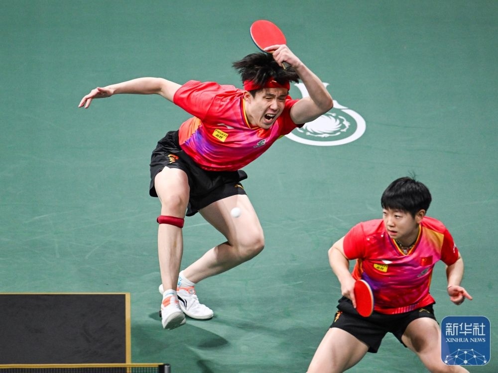 ↑中國隊組合王楚欽（左）/孫穎莎在混雙比賽中。新華社記者 王曦 攝
