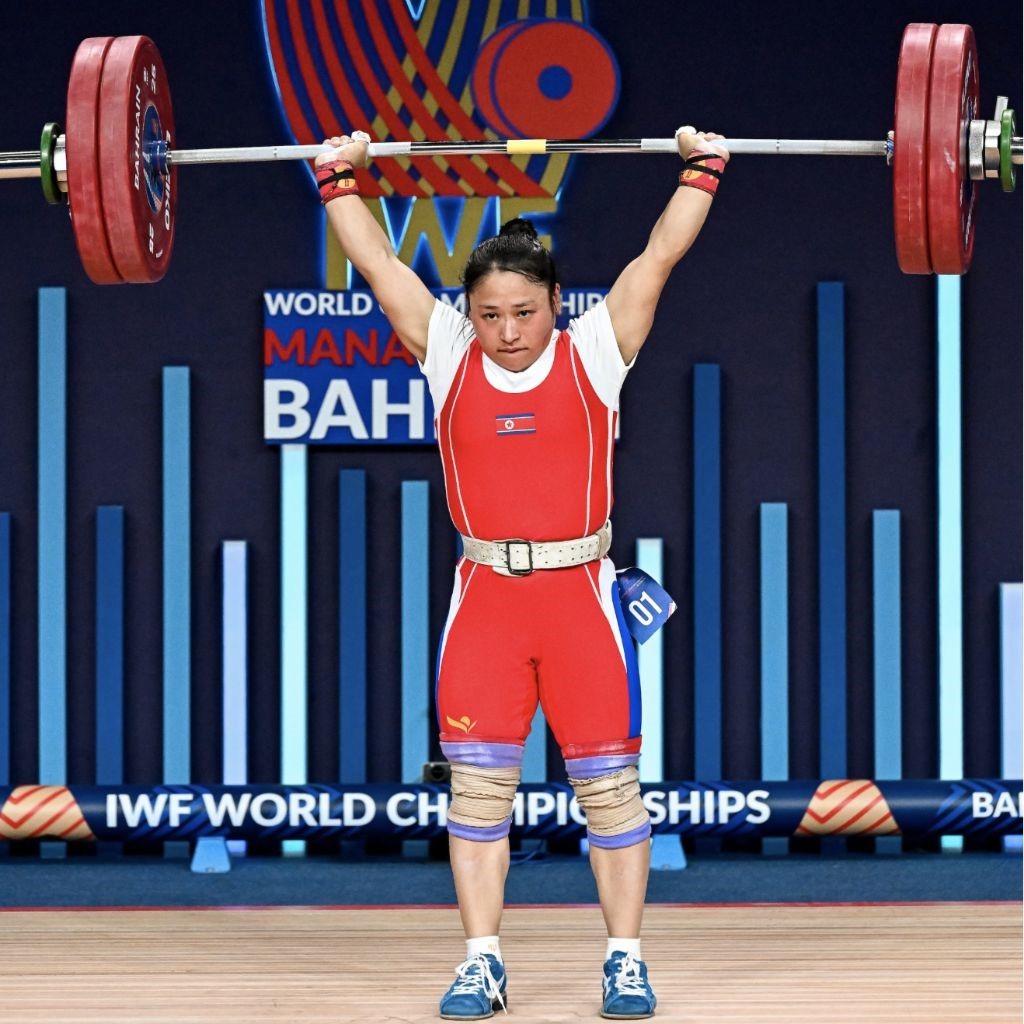 圖為李盛金在比賽中。圖片來源于國(guó)際舉重聯(lián)合會(huì)官網(wǎng)