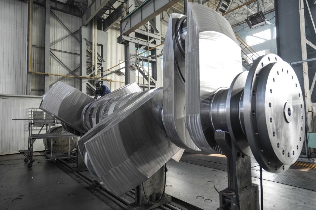 2024年1月11日，工人在大連華銳船用曲軸有限公司加工車間加工產(chǎn)品。新華社記者 潘昱龍 攝