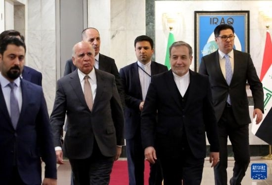 12月6日，伊拉克副總理兼外長侯賽因（中左）在巴格達會見伊朗外長阿拉格齊（中右）。新華社發(fā)（哈利勒·達伍德攝）