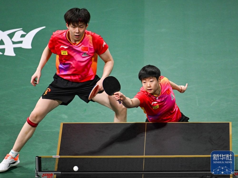 ↑中國隊組合王楚欽/孫穎莎（右）在混雙比賽中。新華社記者 王曦 攝