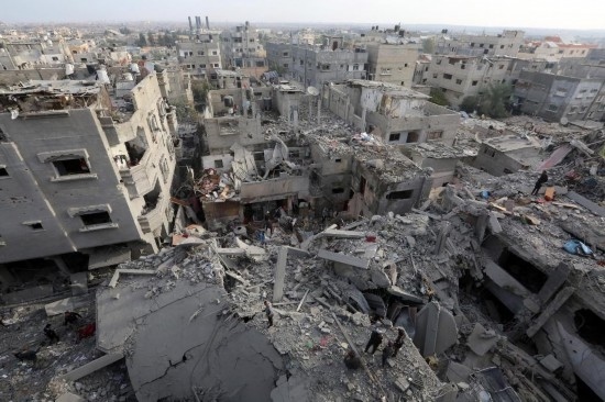 這是12月7日在加沙地帶中部努賽賴(lài)特難民營(yíng)拍攝的遭以軍轟炸后的建筑廢墟。新華社發(fā)（里澤克·阿卜杜勒賈瓦德攝）