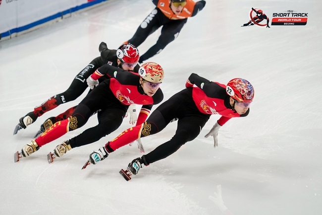 中國選手孫龍(右一)、劉少昂(右二)在比賽中。賽事組委會(huì)供圖
