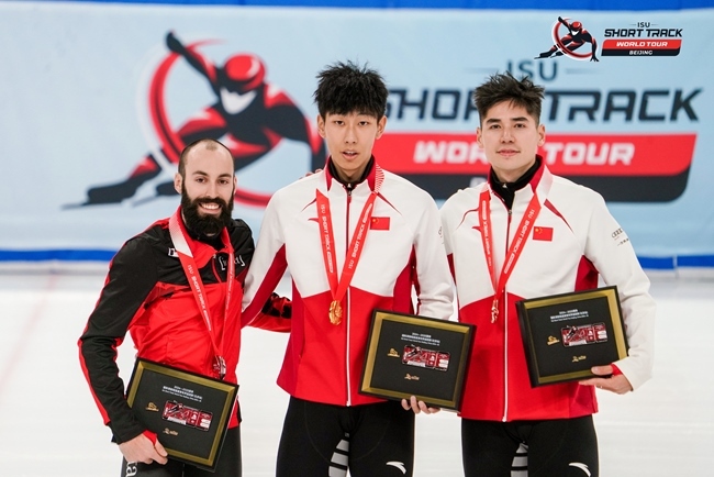 男子500米頒獎(jiǎng)儀式，中國選手孫龍(中)奪得冠軍，加拿大選手杜博伊斯(左)獲得亞軍，中國選手劉少昂獲得季軍。賽事組委會(huì)供圖