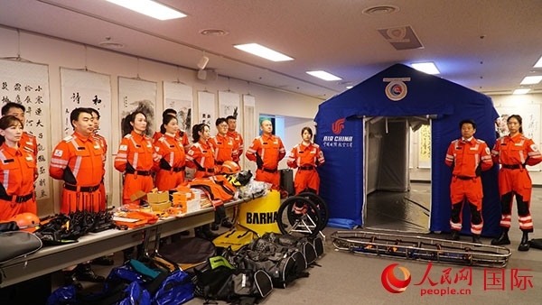 國航日韓支社捐贈(zèng)的專業(yè)救援裝備。人民網(wǎng) 蔣曉辰攝
