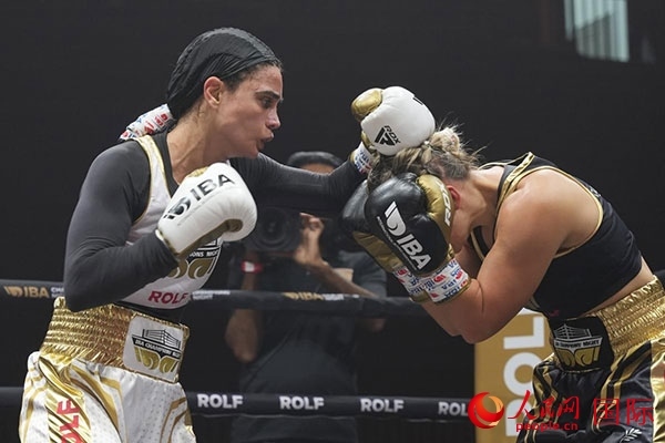 來(lái)自伊朗和羅馬尼亞的女選手進(jìn)行了墊場(chǎng)賽。人民網(wǎng) 塔里克·易卜拉欣攝