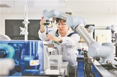 廣東省深圳市科研人員在實(shí)驗(yàn)室調(diào)試智能機(jī)器人。視覺中國(guó)供圖