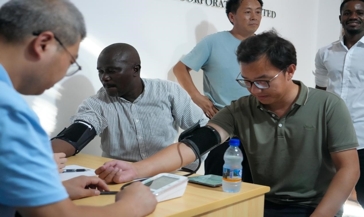 醫(yī)療隊(duì)專家診療現(xiàn)場(chǎng)。中國(guó)土木供圖