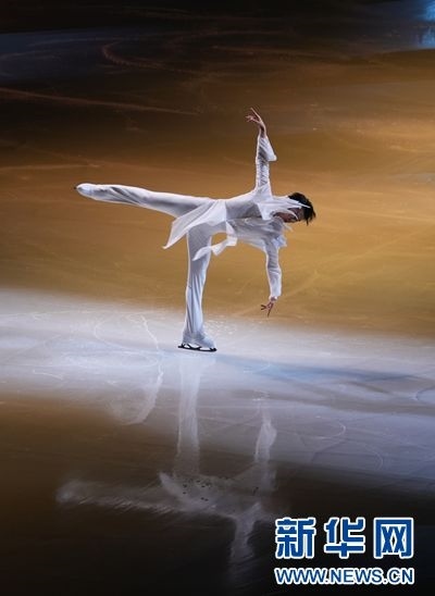 圖為羽生結(jié)弦在表演中。記者 錢錚 攝