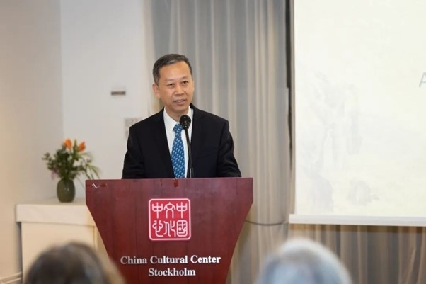 中國(guó)駐瑞典大使崔愛民在畫展開幕式上致辭。中國(guó)駐瑞典大使館供圖