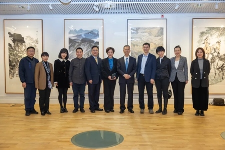 中國(guó)駐瑞典大使崔愛民與畫展主辦方人員合影。中國(guó)駐瑞典大使館供圖